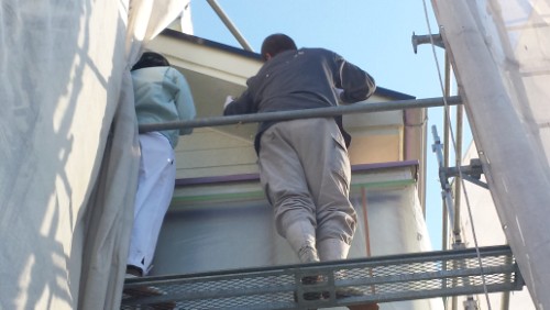 職人に足場の上で説明を受ける