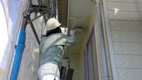 玄関前の軒の下塗り