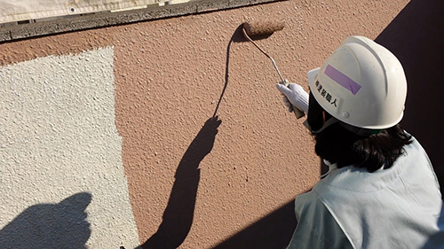 ローラーで門塀の下塗り