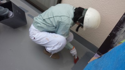 パテで巣穴埋め