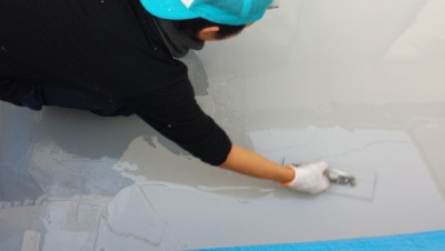 コテでウレタンを塗布