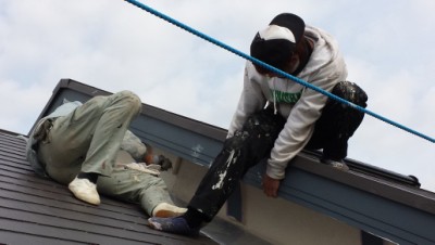 支えられながら外壁塗装中