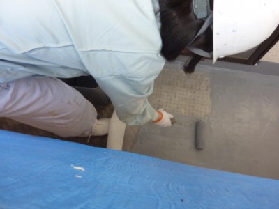 ローラーでクロス張り