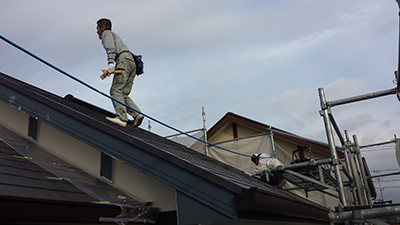 屋根の縁切りをする職人達