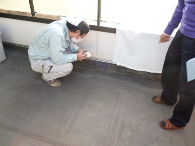 ベランダをチェックする職人