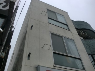 ALC外壁の3階建てビル