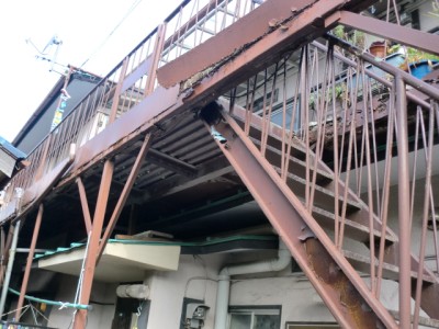 塗替え前の傷んだ鉄階段