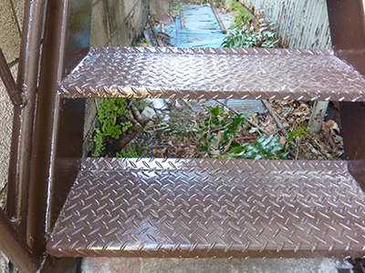 塗装後の階段の踏み板