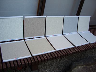 縁側に並べられた色見本帳