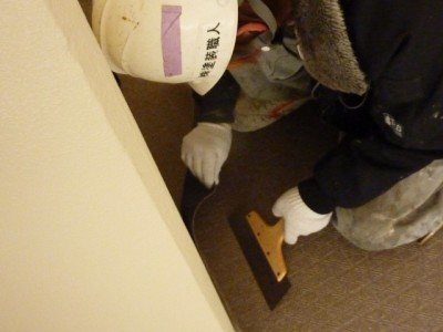 長尺シートをヘラで押し込む