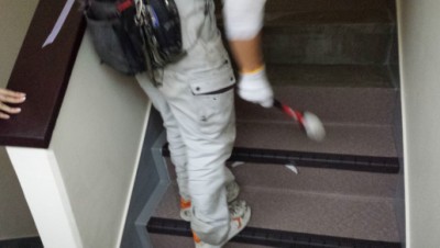 ハンマーでシートを圧着