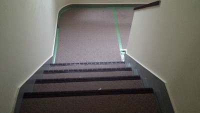 長尺シートを張り終えた階段