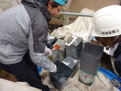 材料を秤で計測する