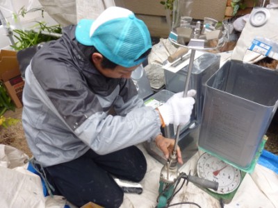 撹拌機を組み立てる職人