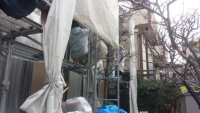 足場とパイプの梯子