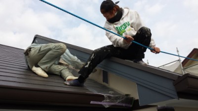 2人組になって外壁塗装する職人