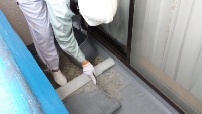 クロス貼りをする女性