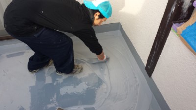 ヘラでウレタンを広げる職人