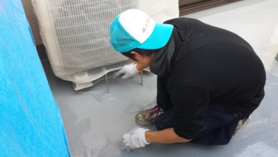 室外機の下にウレタンを塗布