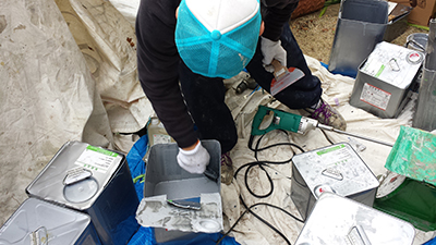 缶の中の材料を落とす